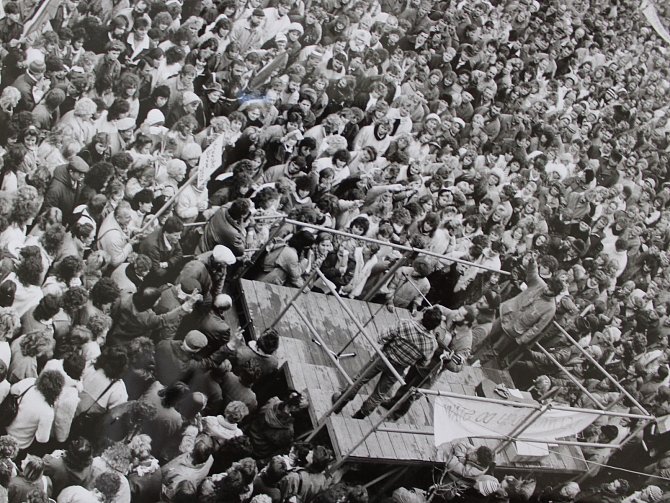 Shromáždění 27. listopadu 1989 na píseckém náměstí.
