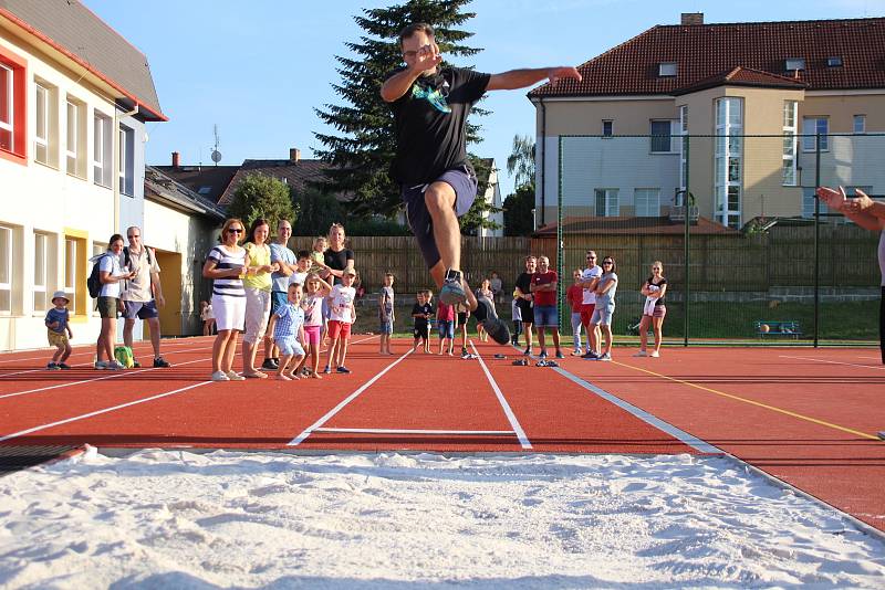 Sportovní odpoledne na novém školním hřišti v Kovářově.