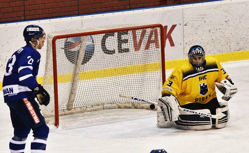 II. liga ledního hokeje: IHC Písek - HC Tábor 1:13.