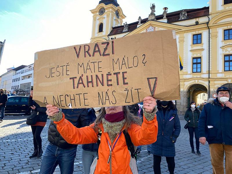 V sobotu 6. 3. odpoledne lidé v Písku protestovali proti vládním opatřením omezujícím volný pohyb občanů.