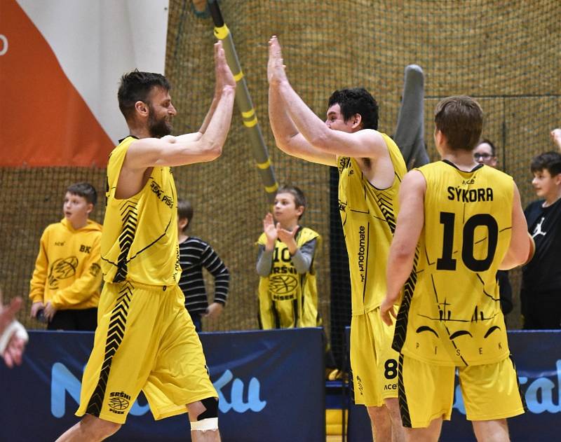 Písečtí basketbalisté (ve žlutém) v závěrečném utkání nadstavbové části I. ligy porazili Svitavy 89:75 a do play off půjdou z první příčky.