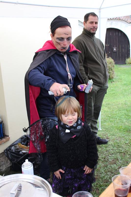 Halloweenské strašení u rybníka na návsi ve Varvažově.