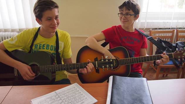 Školáky baví hrát na kytaru písničky z rádií - Písecký deník