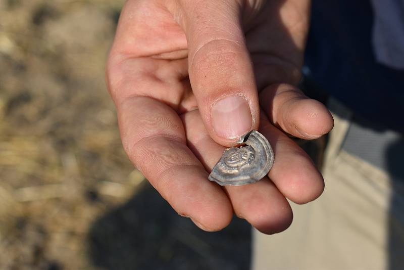 Na poli u Sepekova našli téměř 800 mincí.