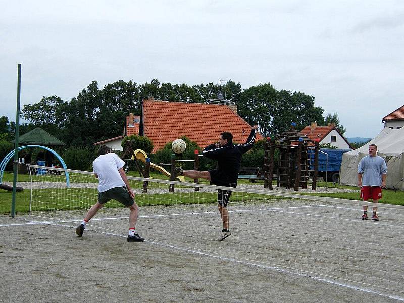 Devátý ročník nohejbalového turnaje trojic v Záhoří.