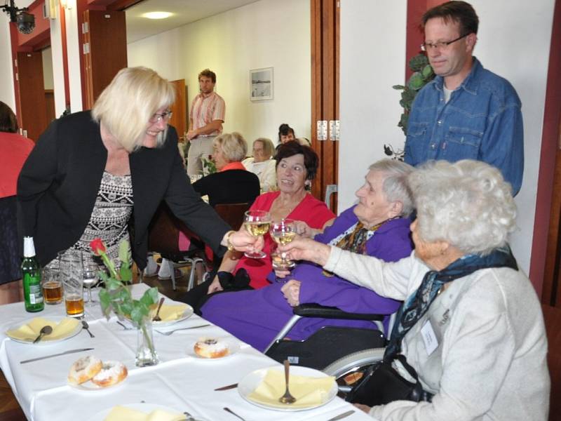 Setkání seniorů starších devadesáti let se starostkou města Evou Vanžurovou.