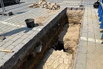 Archeologické práce na Velkém náměstí odhalily kamennou dlažbu. Odborníci našli i nejrůznější výkopky.