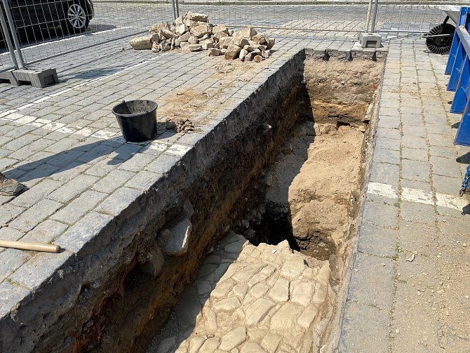 Archeologické práce na Velkém náměstí odhalily kamennou dlažbu. Odborníci našli i nejrůznější výkopky.
