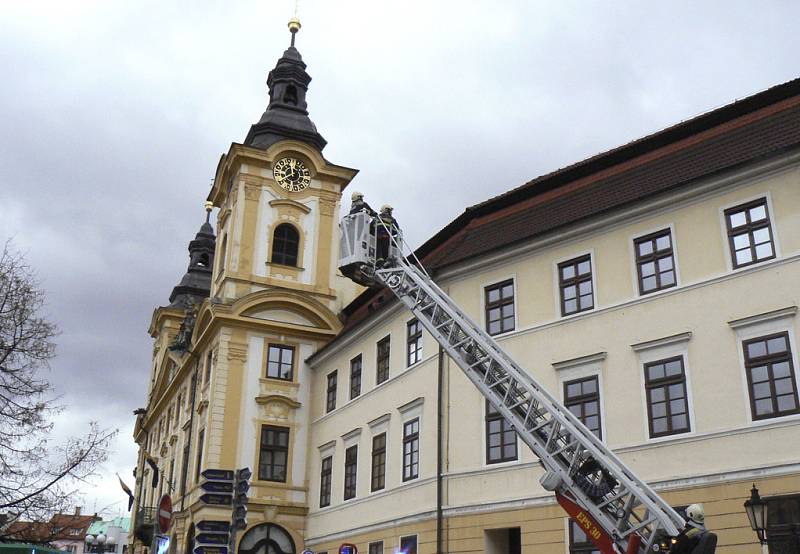 Na písecké radnici museli v sobotu kolem poledne zasahovat profesionální hasiči. Odstraňovali tašky, uvolněné vichřicí, aby neohrožovaly chodce na Velkém náměstí. 