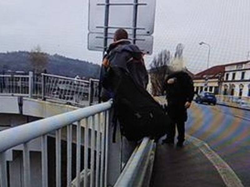 Strážníci v Písku zachránili život sebevrahovi, zabránili mu skočit z mostu.
