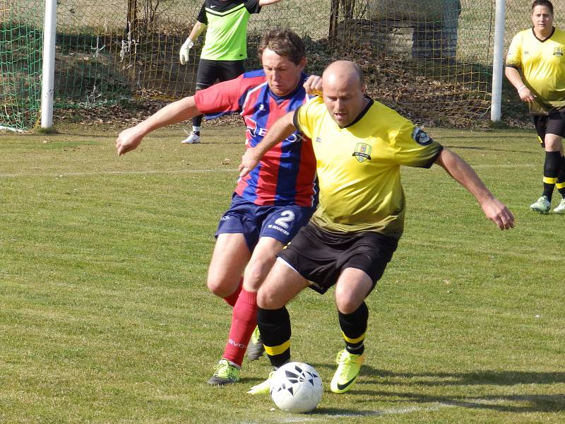 DOŠLO NA PENALTY. Duel mezi Oslovem a Záhořím skončil po devadesáti minutách nerozhodně a kopaly se penalty. Dva body bral Oslov, hosté si odvezli jeden.