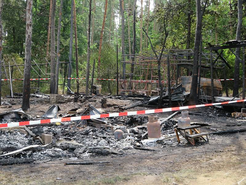 Oheň z pondělí 12. na úterý 13. července předvedl svou ničivou sílu v kempu Radava u Orlické přehrady. Při požáru hasiči vyhlásili 3. stupeň požárního poplachu, zasahovalo 10 cisteren a 4 dopravní automobily.