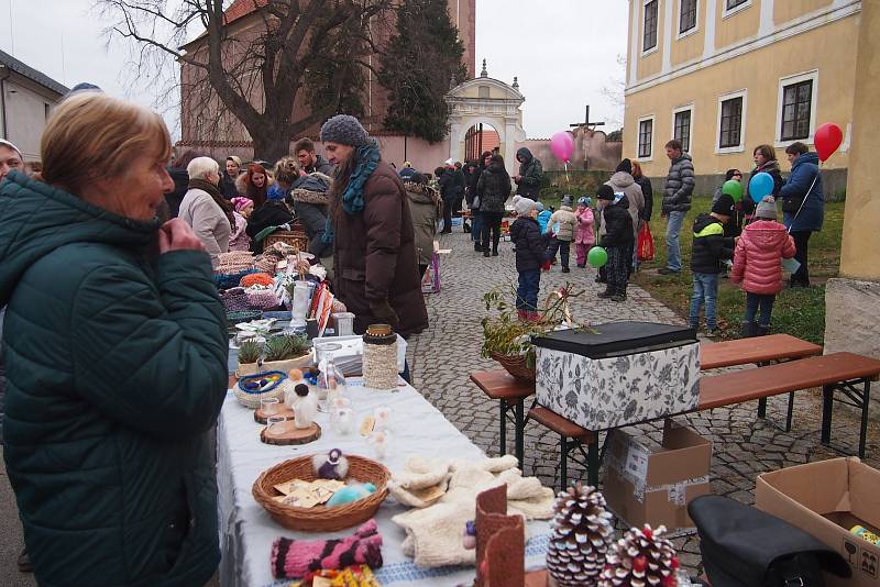 První adventní jarmark v Orlíku nad Vltavou.