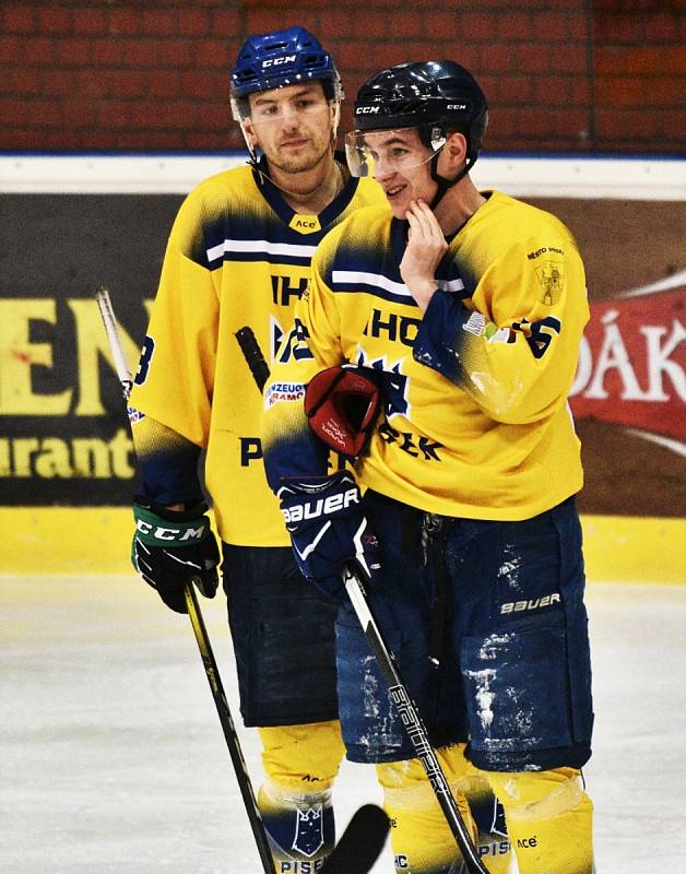 II. liga ledního hokeje: IHC Písek - HC Tábor 1:13.