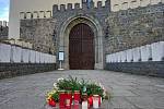 Na cestě k hlavní bráně do zámku Orlík ležela v neděli na počest Karla Schwarzenberga veliká kytice, lidé tu zapalovali svíčky.
