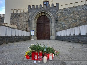 Na cestě k hlavní bráně do zámku Orlík ležela v neděli na počest Karla Schwarzenberga veliká kytice, lidé tu zapalovali svíčky.