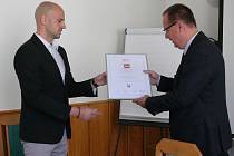 Lukáš Roučka předal certifikát řediteli písecké nemocnice Jiřímu Holanovi.