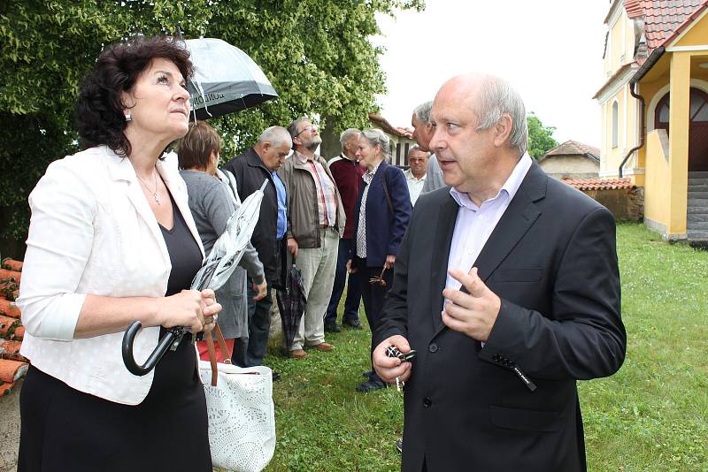 Kostel svatého Ondřeje v Radobytcích. Slavnostní instalování makovice s tubusem, ve kterém je odkaz pro další generace, na novou báň kostelní věže.