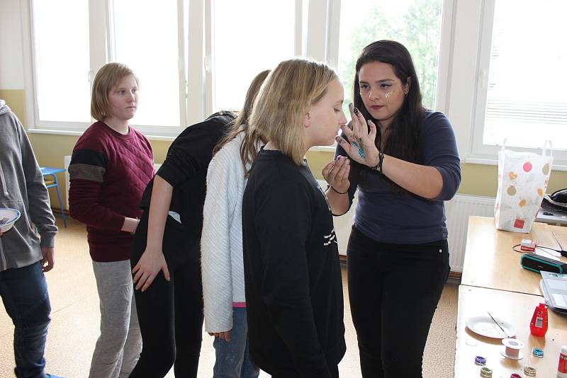 Studenti představovali žákům své země v ZŠ Záhoří.