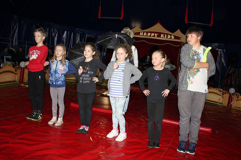 Cirkus Happy kids se školáky v Záhoří.