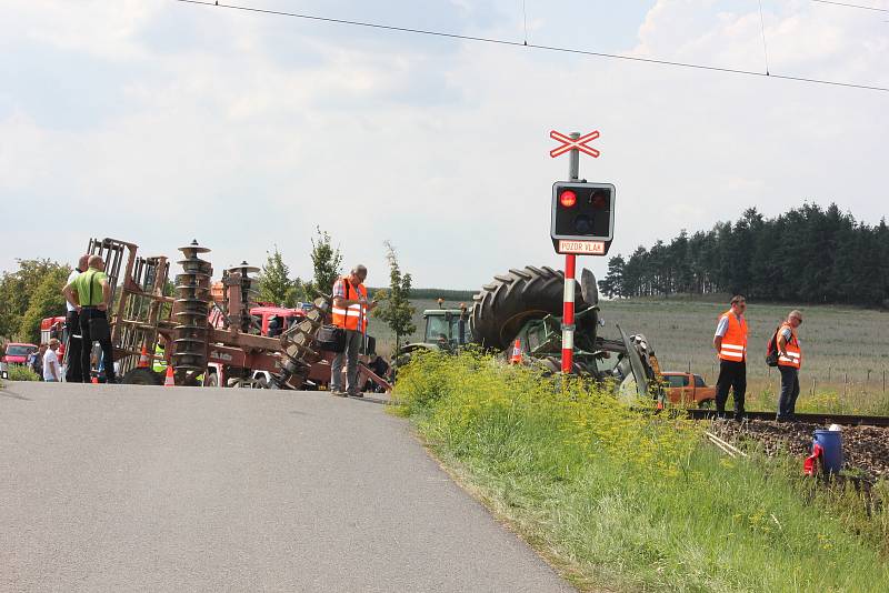 Nehoda na železničním přejezdu u Smrkovic.