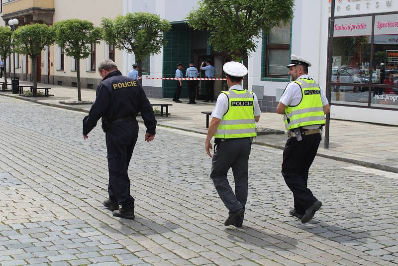 Policisté a hasiči hledají anonymem nahlášenou bombu v budově soudu na píseckém náměstí.