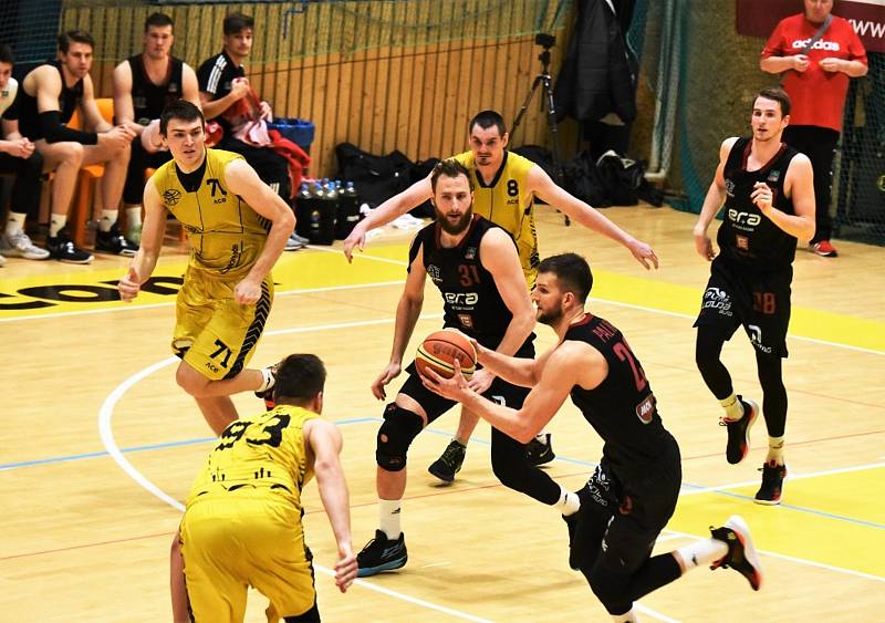 Osmifinále ČP: Sokol Sršni Písek - ERA  Basketball Nymburk 79:87.