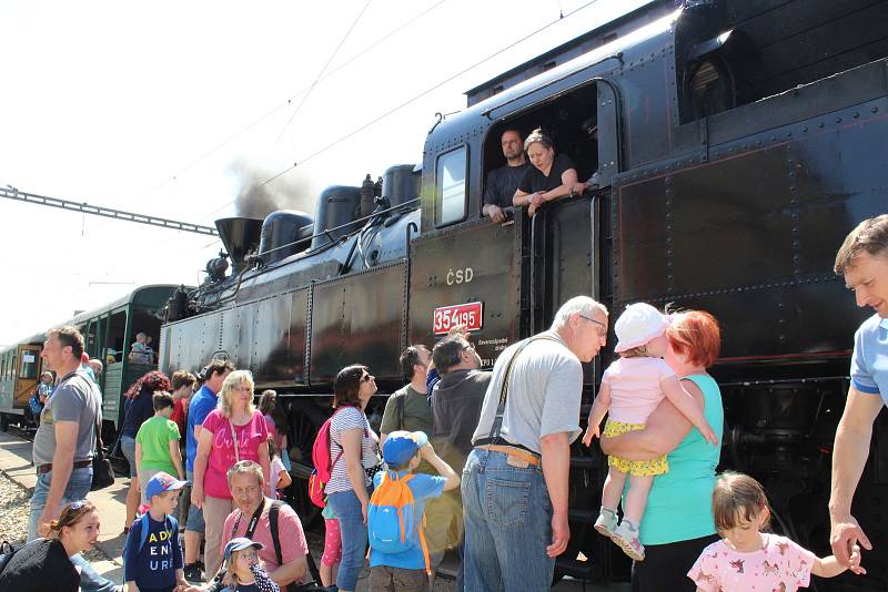 Do Ražic přijel parní vlak. Slavilo se 130. výročí tratě Tábor - Ražice.