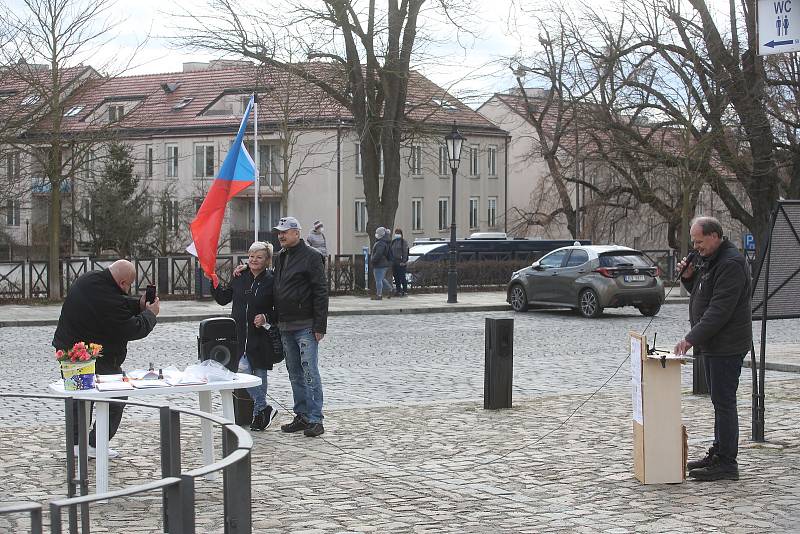 Série demonstrací proti covidovým opatřením a nouzovému stavu pokračovala v sobotu 27. 3. v Písku. Jejím svolavatelem byl Jiří Machač. Účastníků bylo poskrovnu.