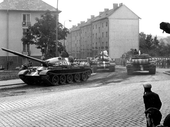 Srpen 1968 v Písku. Na dobovém snímku jsou zachyceny tanky na křižovatce dnešních ulic Dvořákova a Pražská.