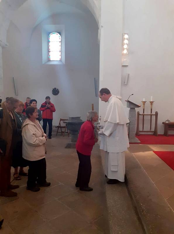 Zahájení slavnostní liturgie v milevském klášteře, při které došlo k vystavení svatého hřebu.