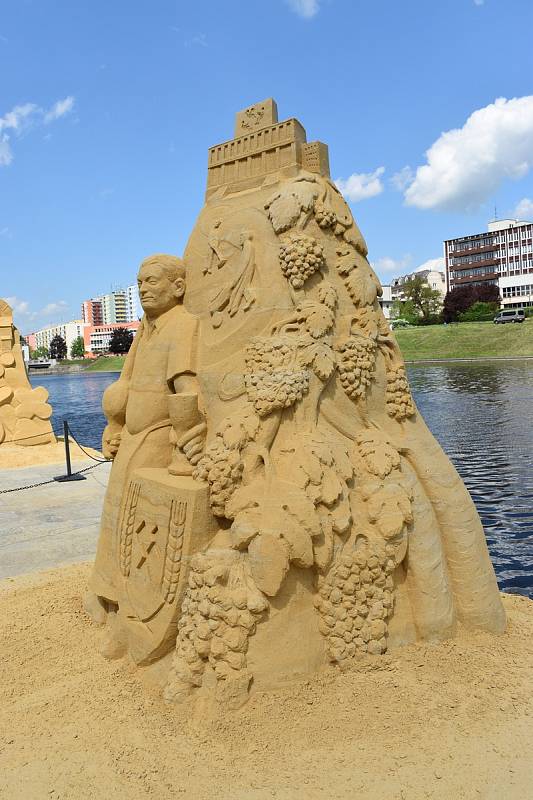 Vernisáž obřích pískových soch na náplavce řeky Otavy.