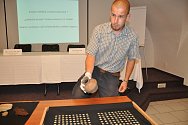 Archeolog Prácheňského muzea v Písku Tomáš Hiltscher s nálezem mincí.