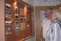 Výstavu k výročí hřebčince si v Městské knihovně v Písku prohlédli také Antonie Pellarová a Karel Kratochvíle.