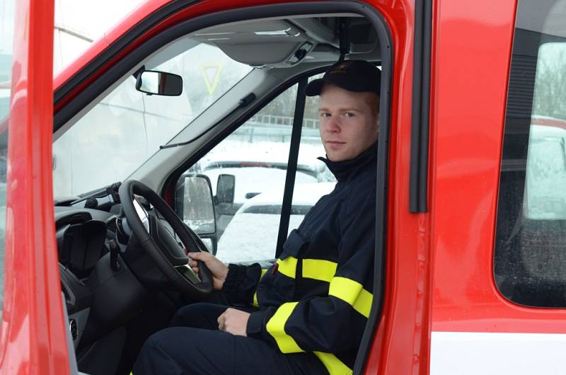 Dobrovolní hasiči z Nerestců dostali nový dopravní transportér s přívěsem.