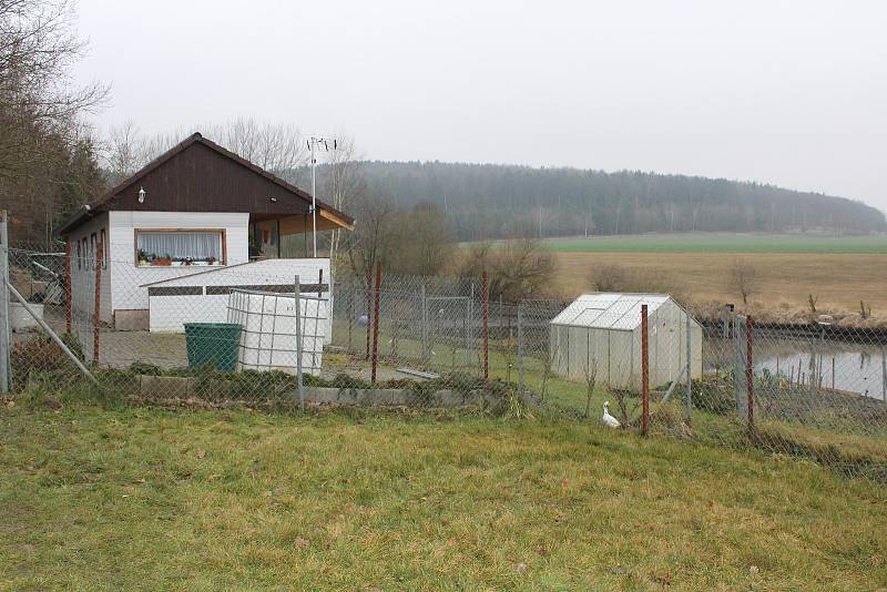 Mobilheim nedaleko Dobešic, kde byl zavražděn manželský pár.
