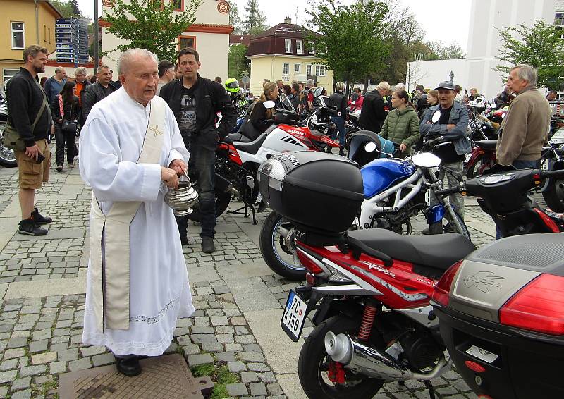 V pořadí 13. ročník Setkání motorkářů v Milevsku se uskutečnil v sobotu 7. května. Nechyběla tradiční modlitba v Kostele sv. Bartoloměje a žehnání mašinám na náměstí E. Beneše i společná vyjížďka na Zvíkov.