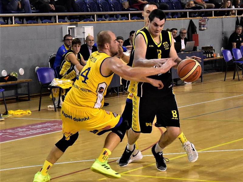 Jihočeské derby skončilo výhrou basketbalistů Jindřichova Hradce 101:80.