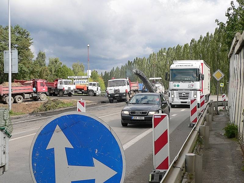 Opravovaná křižovatka u hřebčince. 