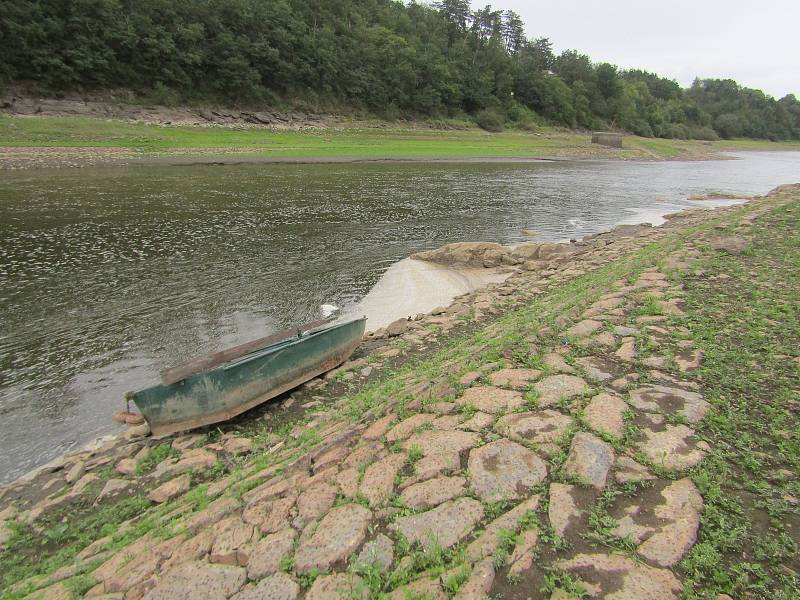 Upuštěná Orlická přehrada odhalila poklady běžně ukryté pod hladinou i kolem Albrechtic nad Vltavou na Písecku