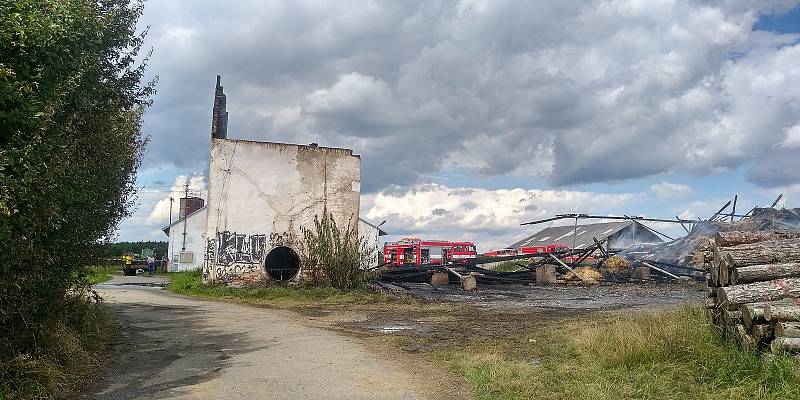 Následky požáru seníku v Borovanech na Písecku.