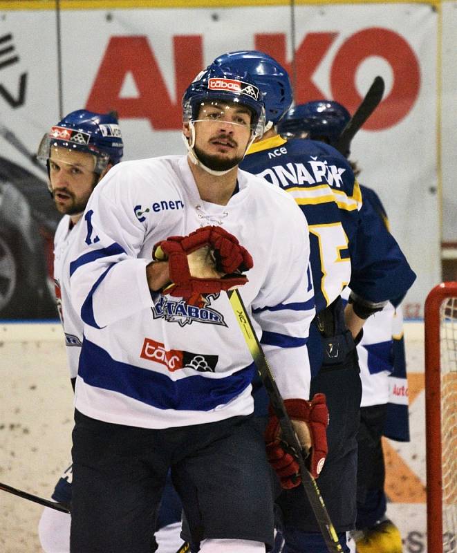 II. liga ledního hokeje: IHC Písek - HC Tábor 2:8.