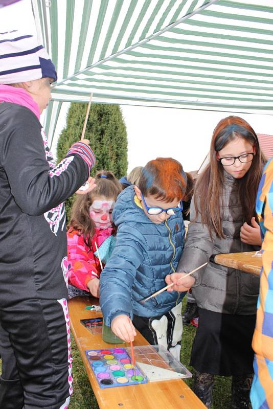 Halloweenské strašení u rybníka na návsi ve Varvažově.