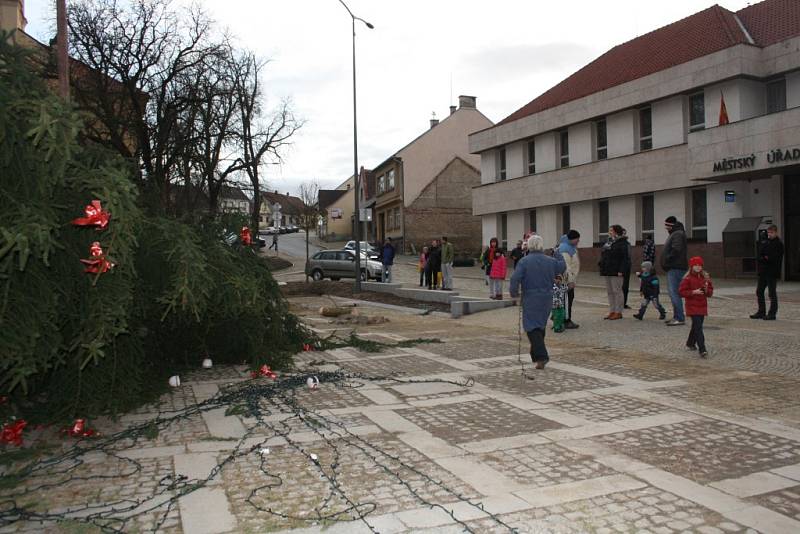 Vítr zlomil vánoční strom na náměstí E. Beneše.