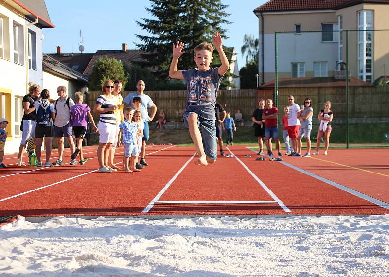 Sportovní odpoledne na novém školním hřišti v Kovářově.