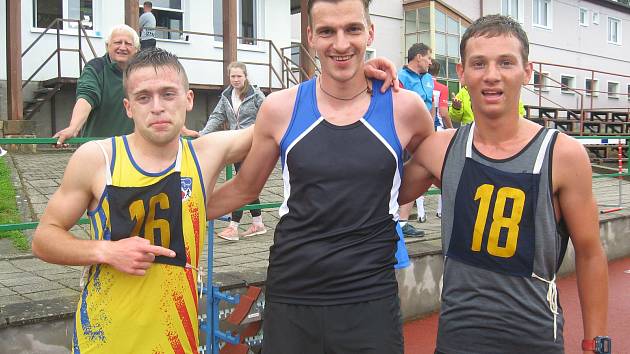 Po doběhu 5 km zleva třetí Ondřej Kohout (TJ Chyšky), uprostřed vítěz Jiří Csirik (Atletika Písek) a vpravo druhý Filip Michálek (TJ Nová Včelnice).