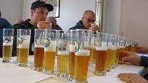 Jarní cena českých sládků. O víkendu se uskutečnil 14. ročník největší evropské soutěže piv pocházejících z minipivovarů. Ve velkém sále Pivovarského dvora Zvíkov se sešlo na 80 degustátorů, kteří hodnotili téměř 600 vzorků zlatavého moku z 134 pivovarů.