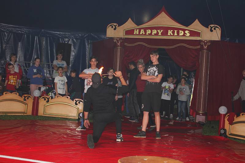 Cirkus Happy kids se školáky v Záhoří.