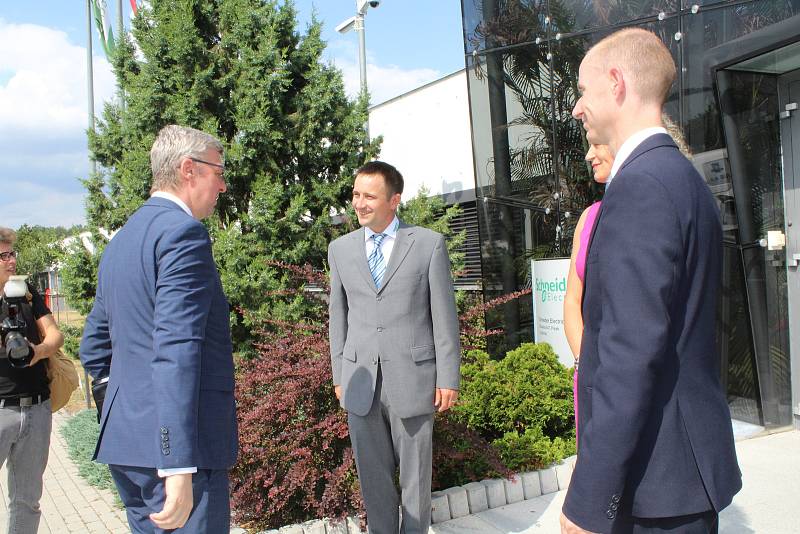 Ministr průmyslu navštívil v Písku Schneider Electric.