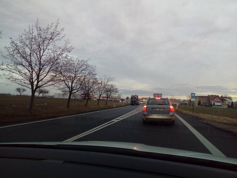 Ve čtvrtek před sedmou hodinou ranní havaroval na silnici I/20 u Protivína autobus s kamionem.